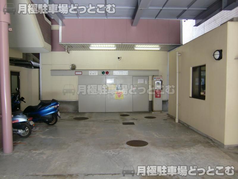 大阪市北区中崎2丁目2-12の月極駐車場2
