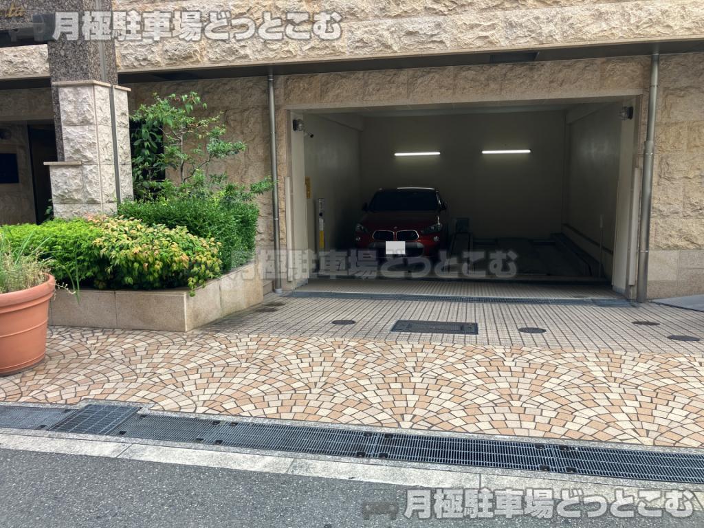 大阪市中央区南久宝寺町1丁目10-13の月極駐車場2