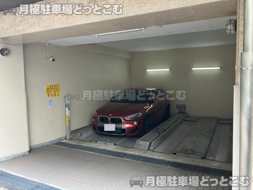 大阪市中央区南久宝寺町1丁目10-13の月極駐車場3