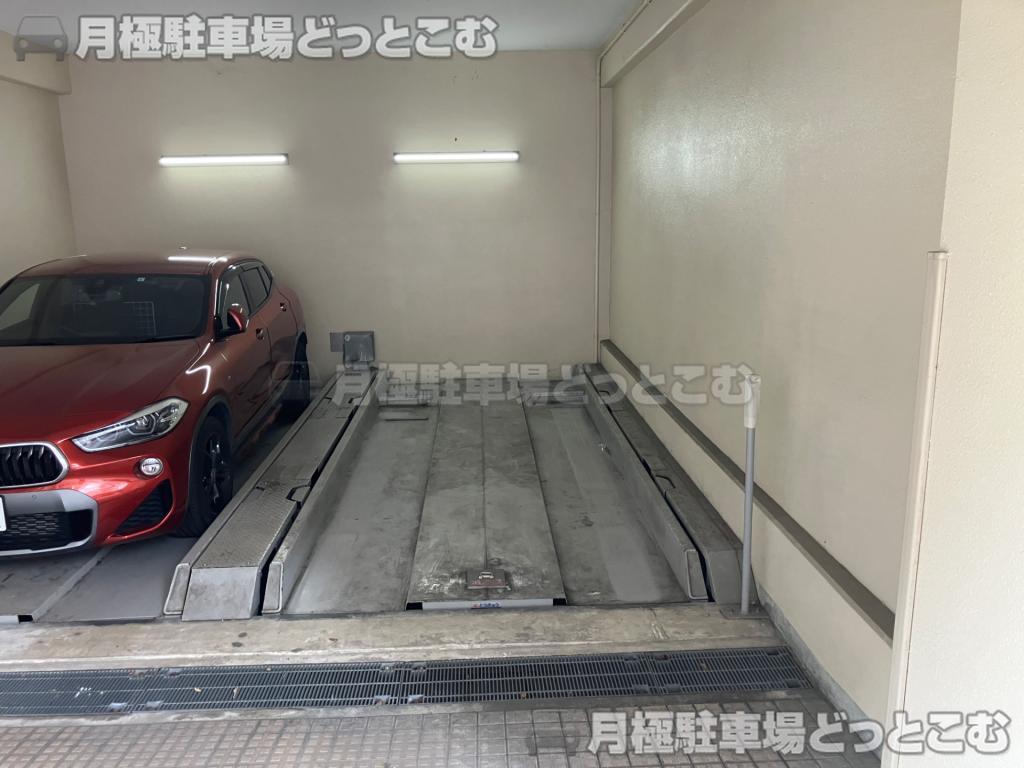 大阪市中央区南久宝寺町1丁目10-13の月極駐車場4