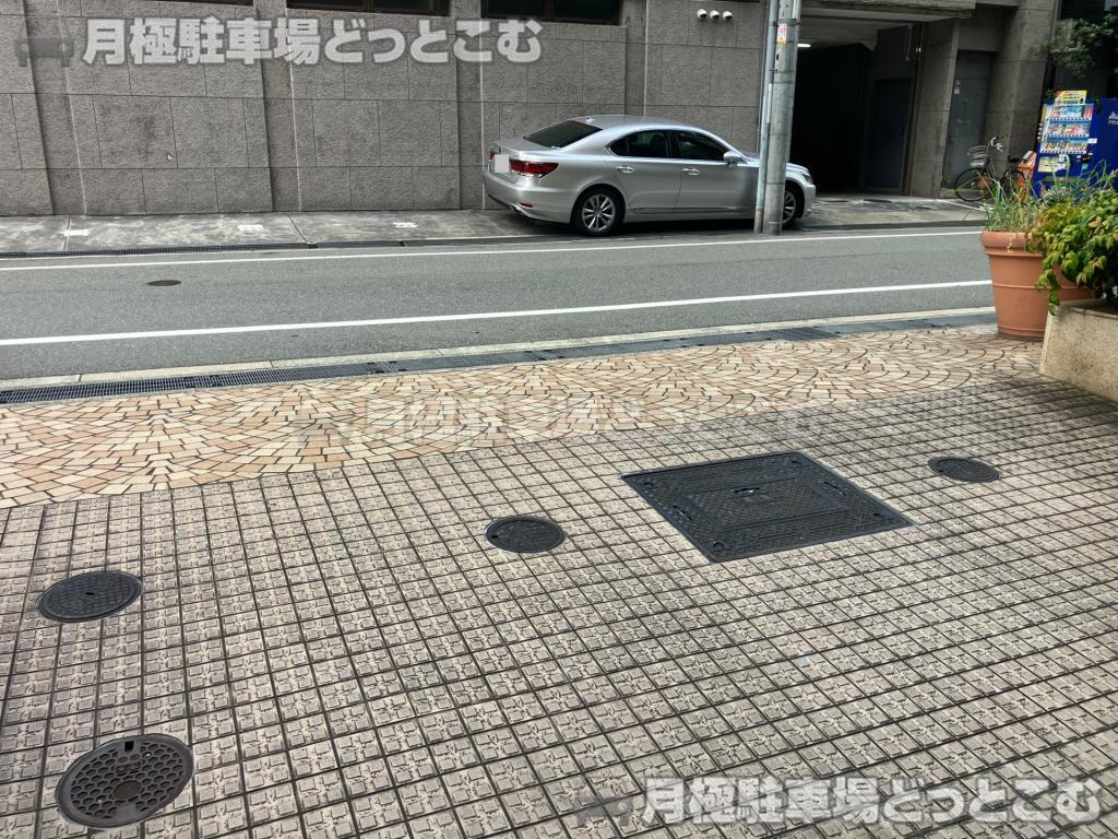 大阪市中央区南久宝寺町1丁目10-13の月極駐車場5