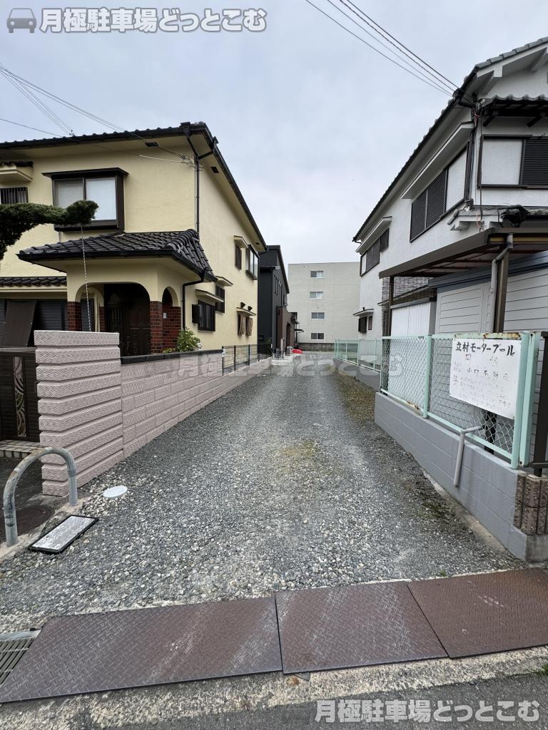 茨木市中穂積2丁目12−7の月極駐車場1