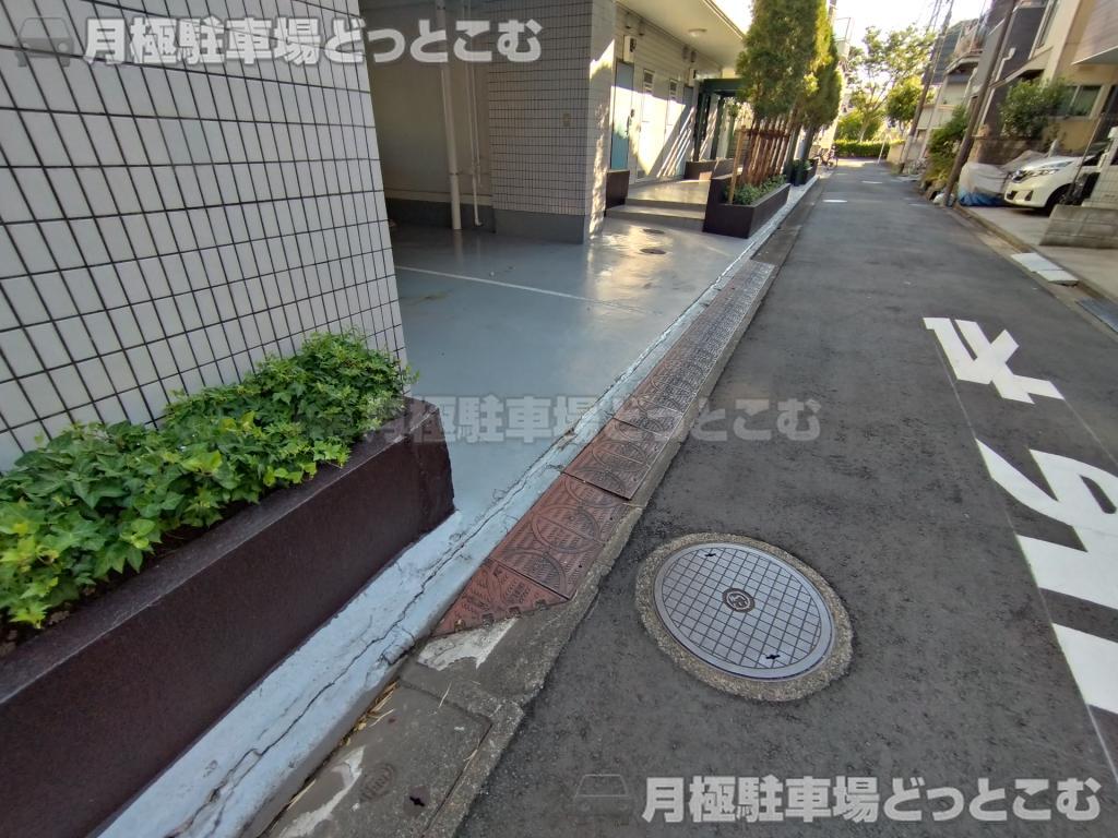 足立区中川4丁目6-3の月極駐車場7