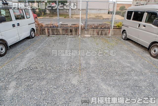 寝屋川市仁和寺本町6-667-8の月極駐車場2