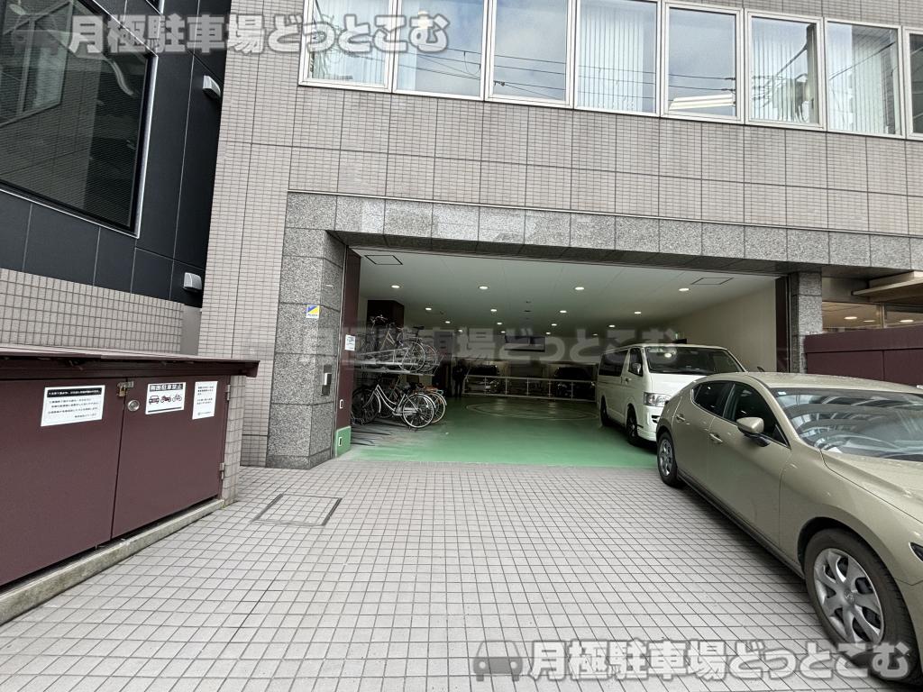 大阪市西区靱本町1丁目88番、89番、90番1の月極駐車場1