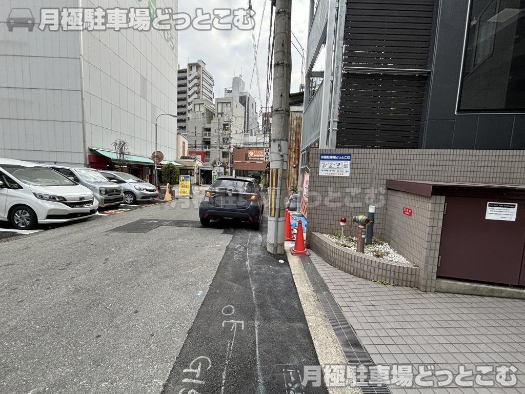 大阪市西区靱本町1丁目88番、89番、90番1の月極駐車場7