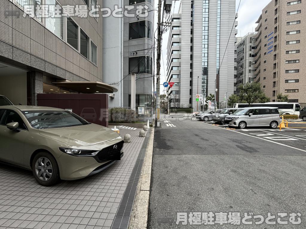 大阪市西区靱本町1丁目88番、89番、90番1の月極駐車場8