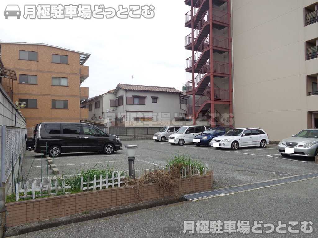 尼崎市南武庫之荘8丁目17-18の月極駐車場1