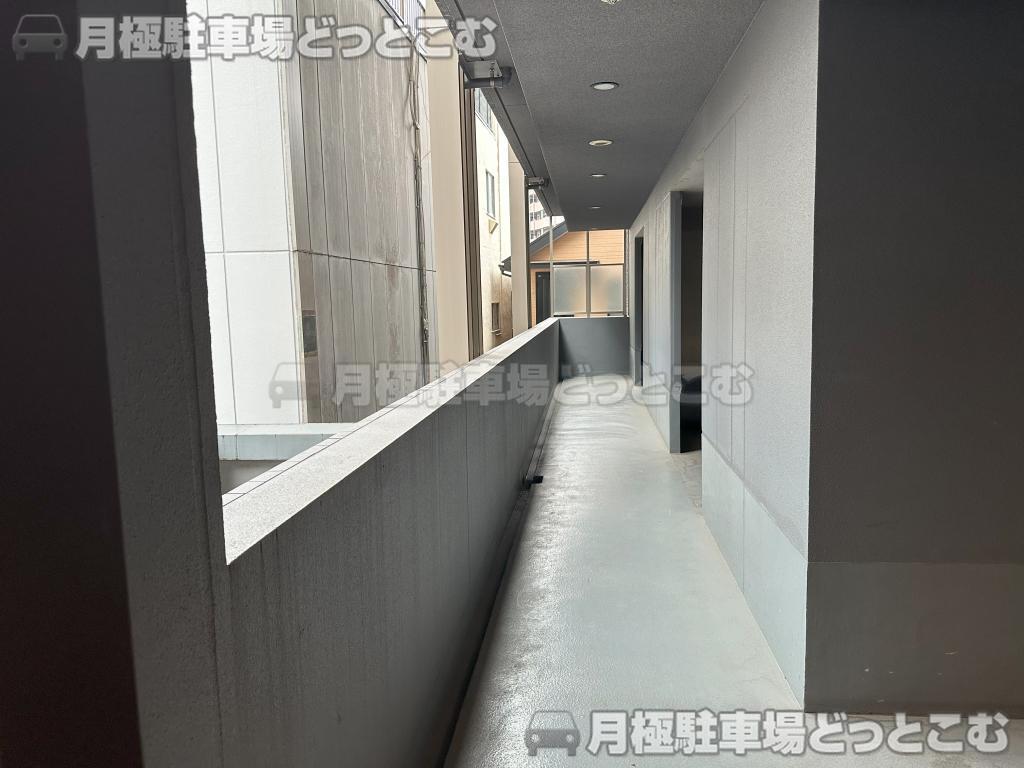 品川区北品川2丁目24-7の月極駐車場4