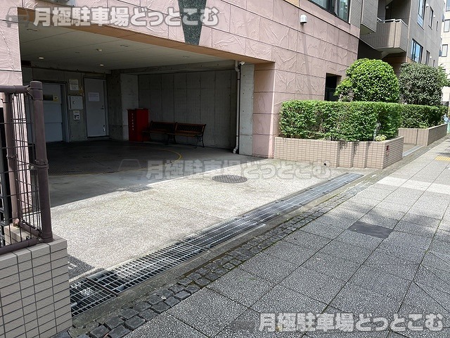 横浜市中区海岸通3丁目13-1の月極駐車場5