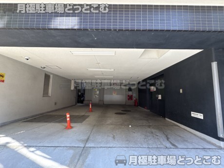 大阪市浪速区日本橋五丁目7番12号の月極駐車場2