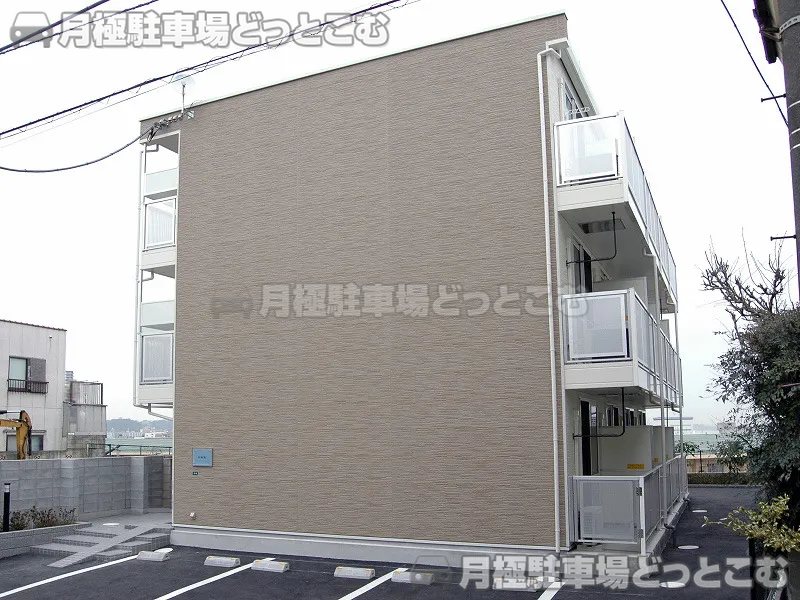 横浜市金沢区富岡東1－5－8の月極駐車場1