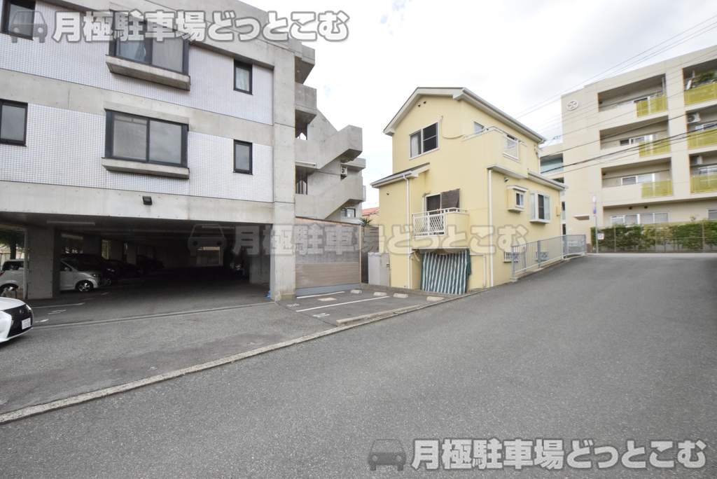 伊丹市鴻池3丁目4-73の月極駐車場2