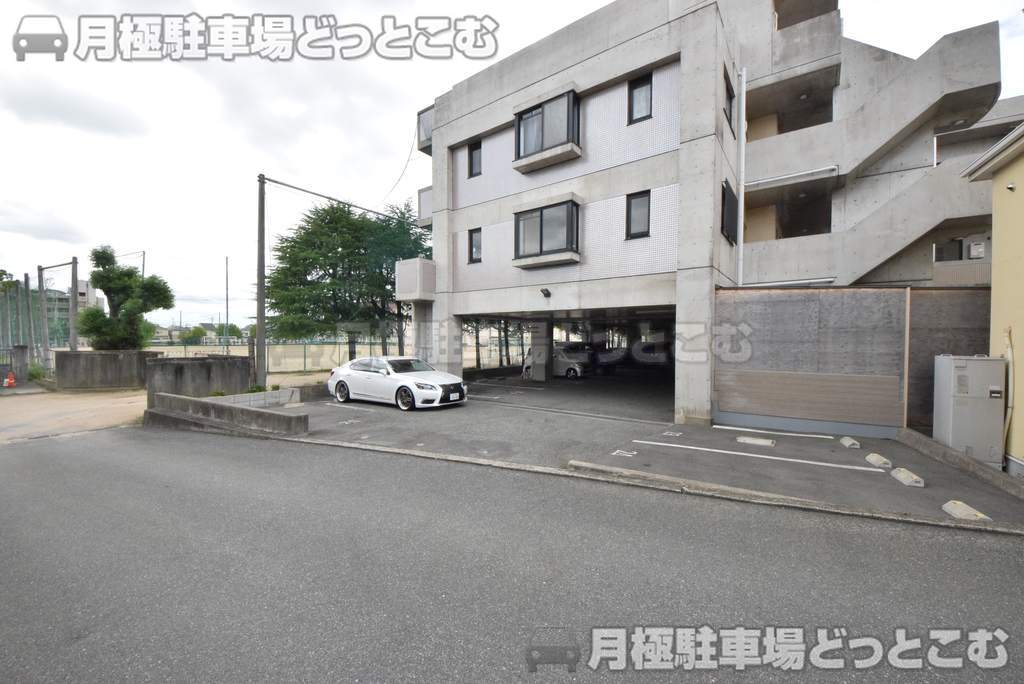 伊丹市鴻池3丁目4-73の月極駐車場3