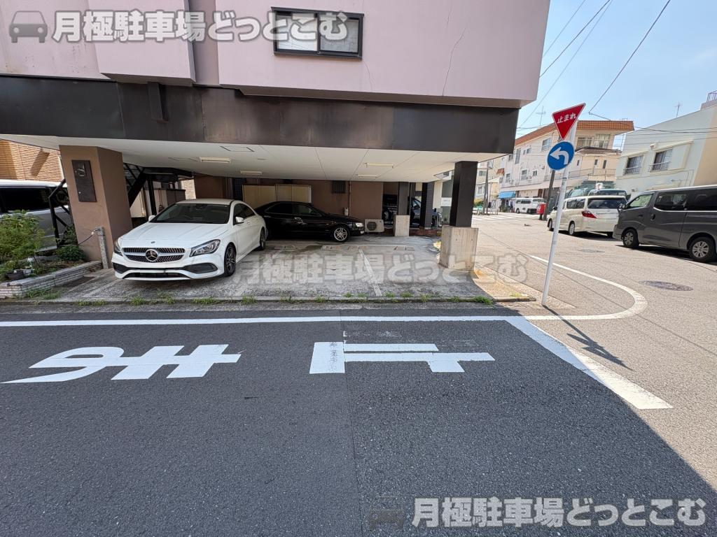 横浜市中区千代崎町4丁目94の月極駐車場1