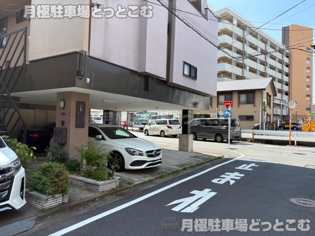 横浜市中区千代崎町4丁目94の月極駐車場2