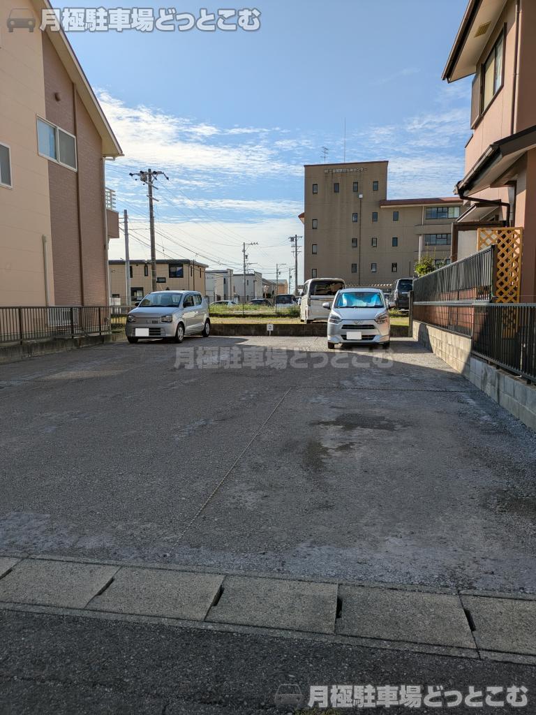 津市島崎町292の月極駐車場1