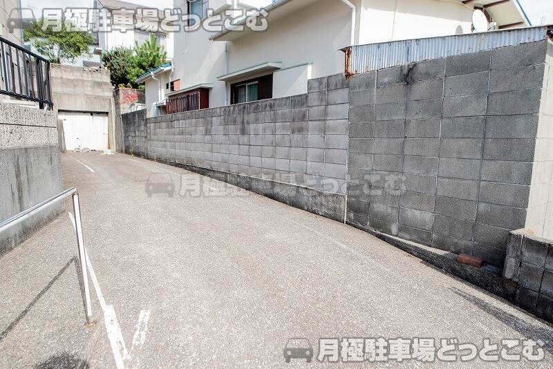 神戸市北区鈴蘭台南町2丁目13-2,13-3の月極駐車場2