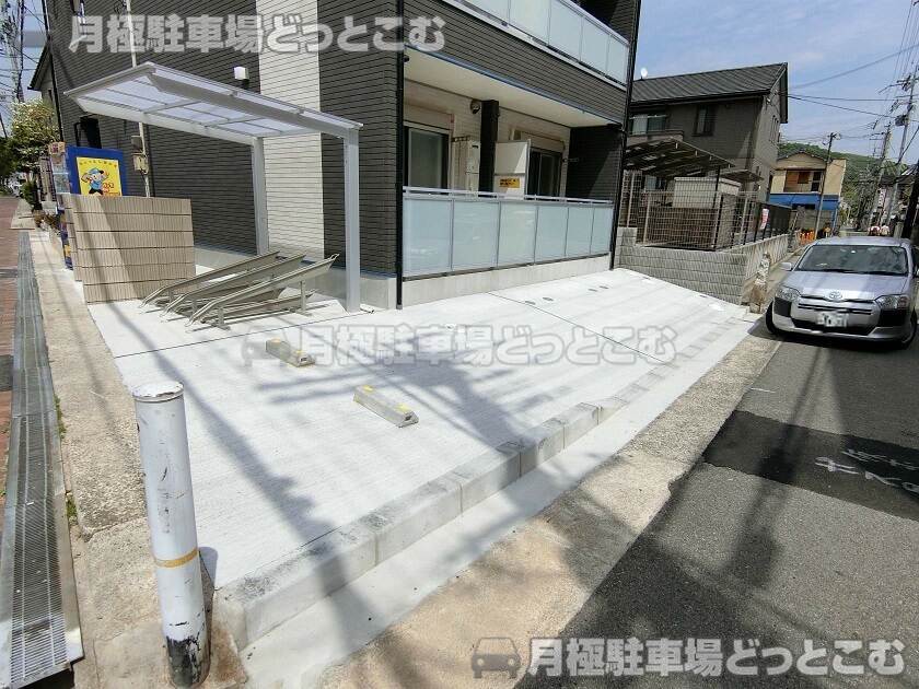 川西市日高町6丁目の月極駐車場2