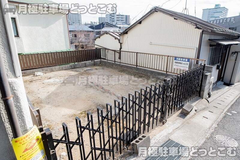 神戸市長田区長田天神町2丁目5-12の月極駐車場3