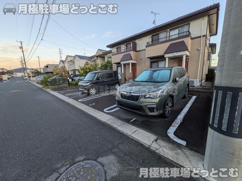 豊川市八幡町上ノ蔵32番地の月極駐車場3