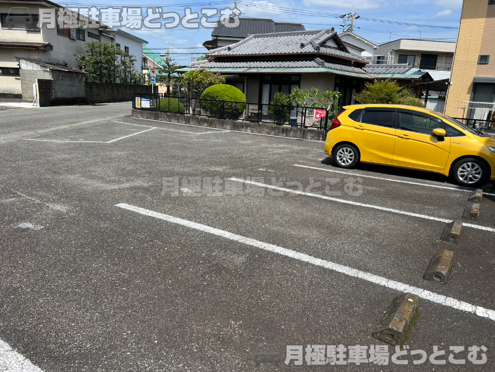 富士市本市場242-15の月極駐車場3
