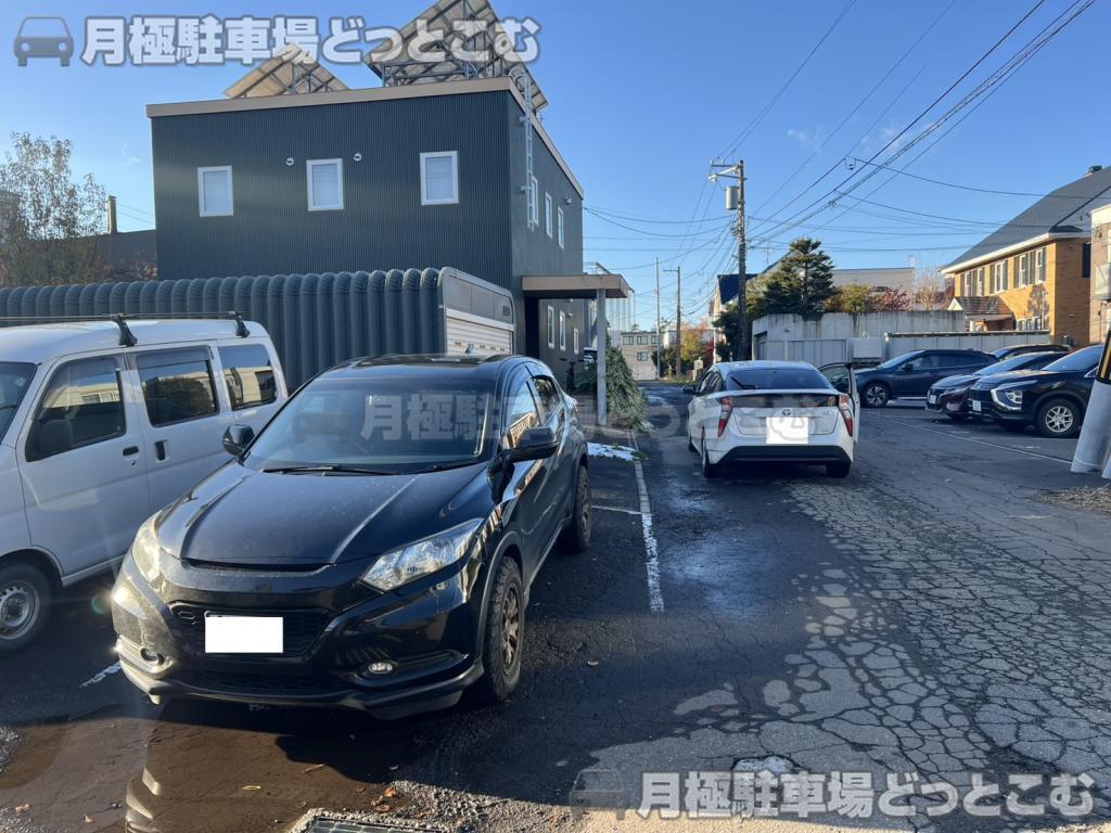 札幌市中央区宮の森2条8丁目3の月極駐車場2