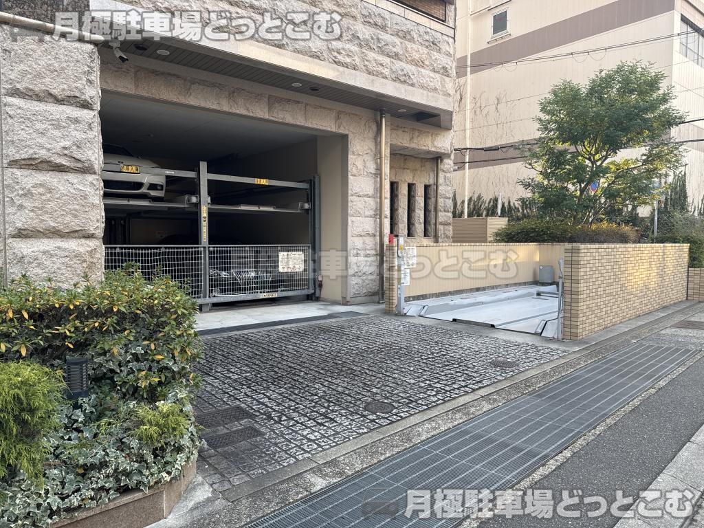 神戸市中央区中町通3丁目1-24の月極駐車場2