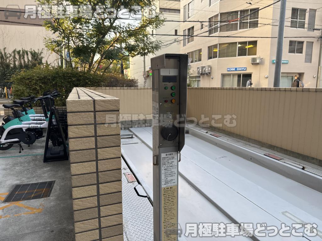 神戸市中央区中町通3丁目1-24の月極駐車場7