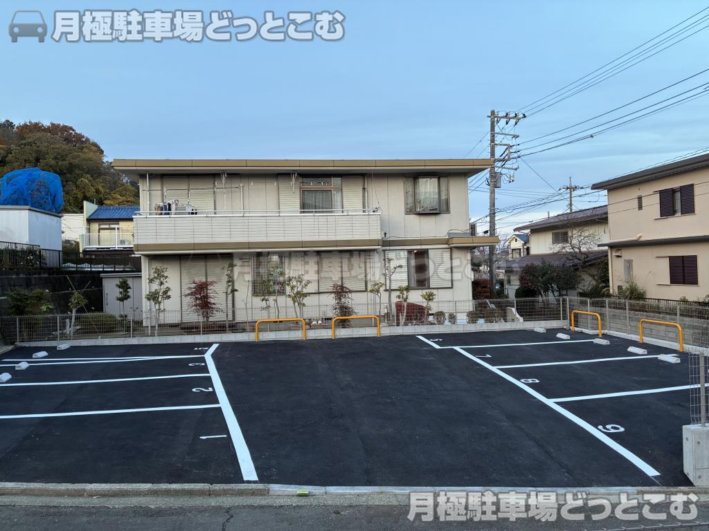 横浜市港南区笹下6丁目33-15の月極駐車場1