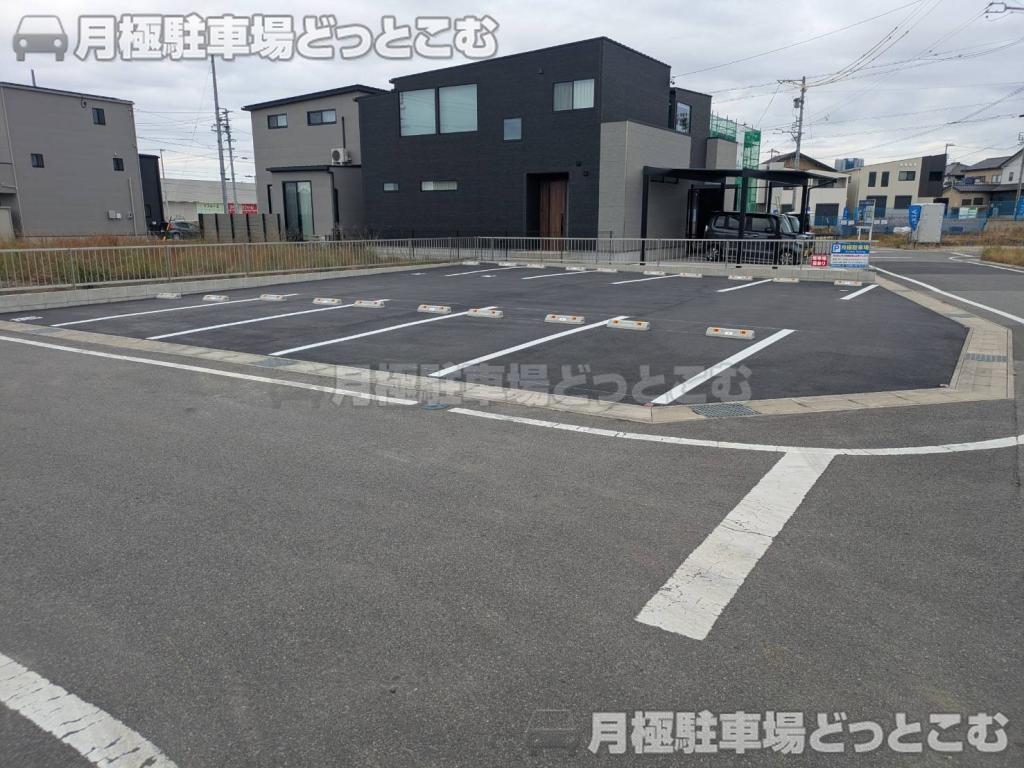 岡崎市若松町西一丁目7-8の月極駐車場3