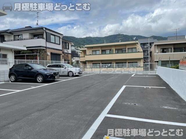 西宮市老松町8番9号の月極駐車場1