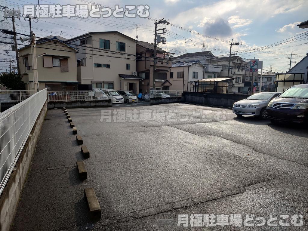高槻市安満中の町14－1の月極駐車場2