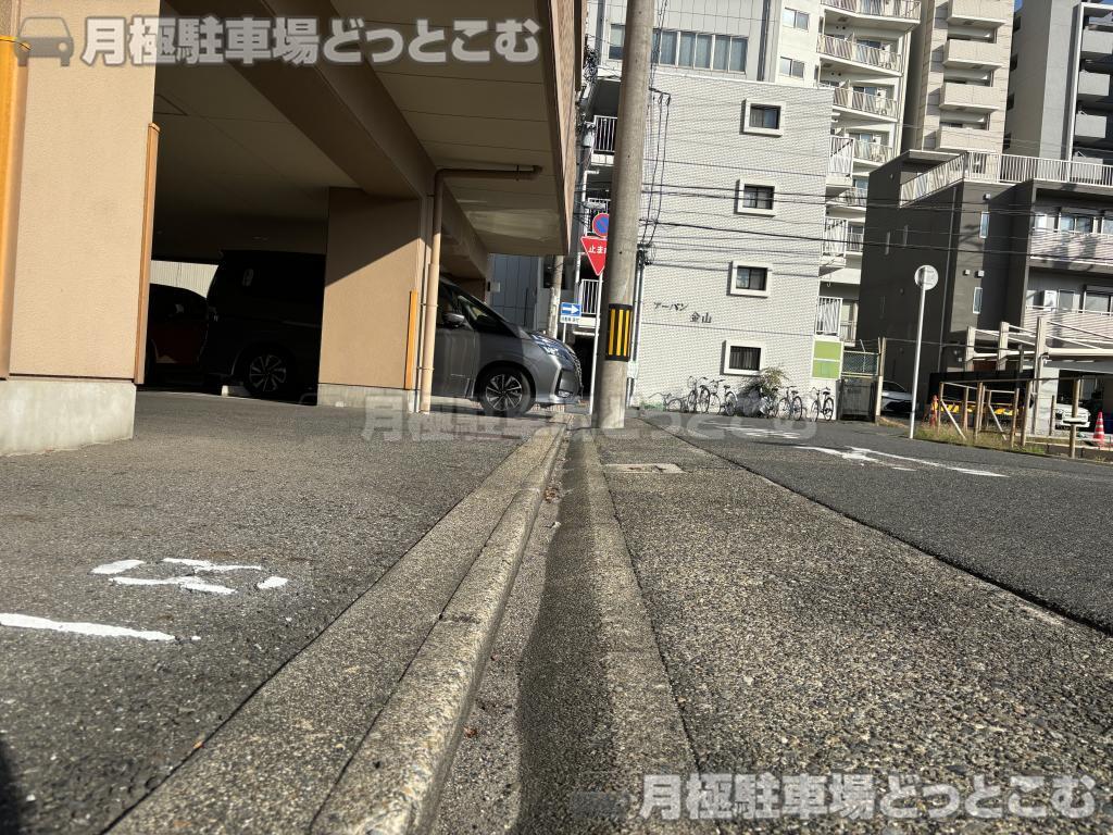 名古屋市熱田区新尾頭1丁目4-11の月極駐車場9