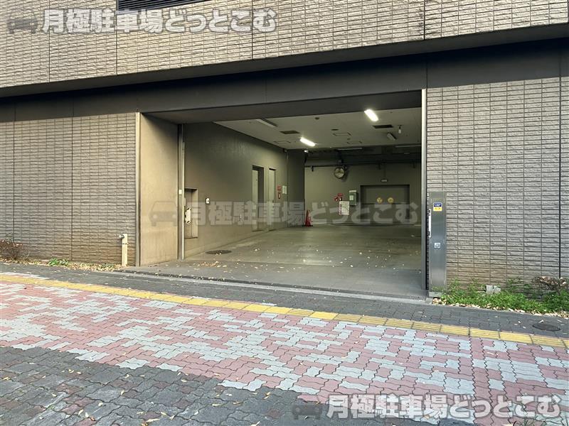 新宿区西新宿3丁目6-11の月極駐車場1