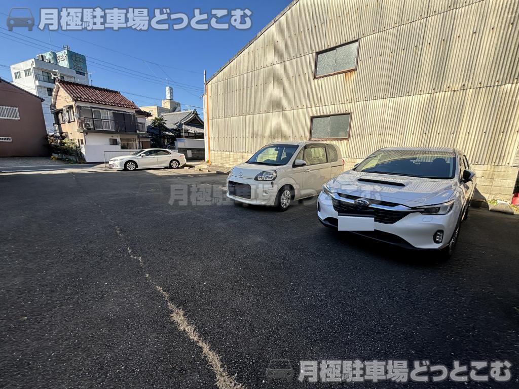 桑名市南魚町44番、45番の月極駐車場8