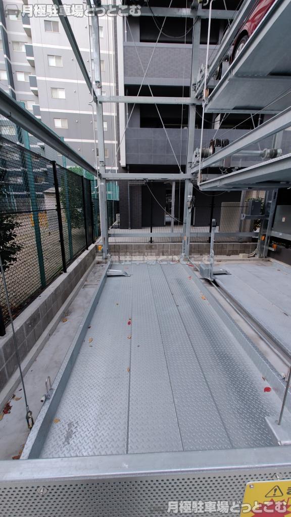 名古屋市東区泉2丁目24番21号の月極駐車場3