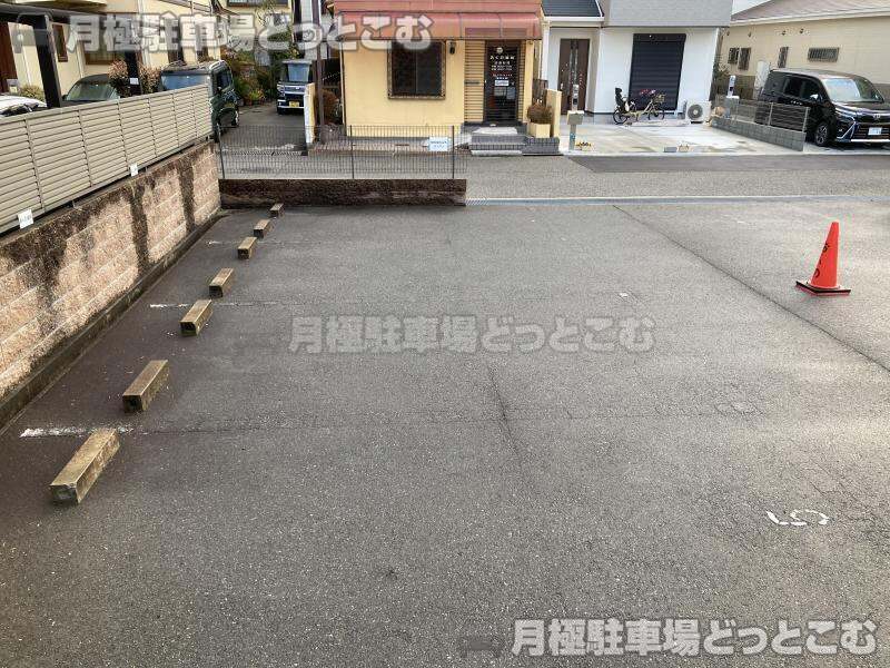 伊丹市中野北3丁目70-1の月極駐車場2