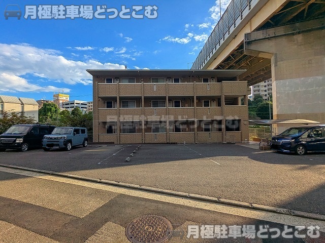 横浜市港南区上永谷1-23-28の月極駐車場1