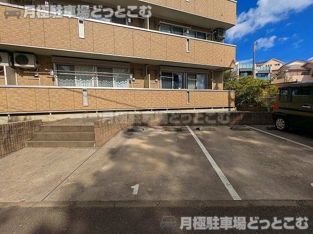 横浜市港南区上永谷1-23-28の月極駐車場4