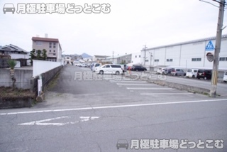 大和高田市東雲町2-13の月極駐車場3