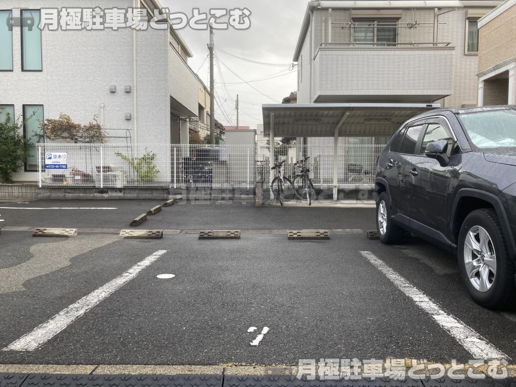高槻市上本町4-15の月極駐車場3