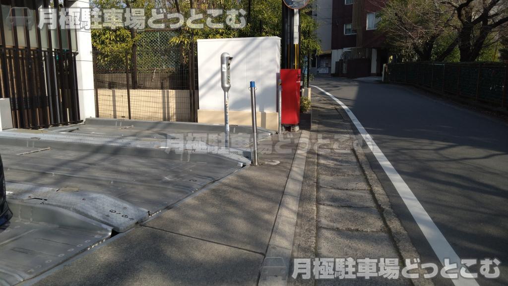 京都市左京区山端橋ノ本町2-4の月極駐車場5