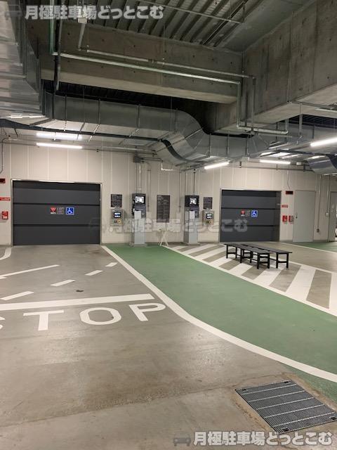 横浜市神奈川区鶴屋町1丁目41 の月極駐車場1