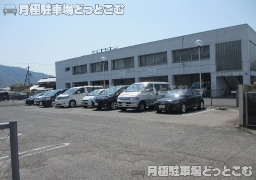 広島市安佐北区亀山3-2-28の月極駐車場1