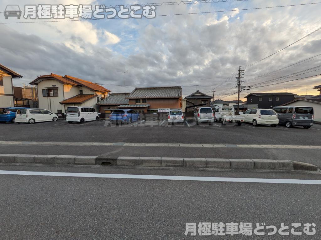 岡崎市丸山町上ノ野71-1の月極駐車場1