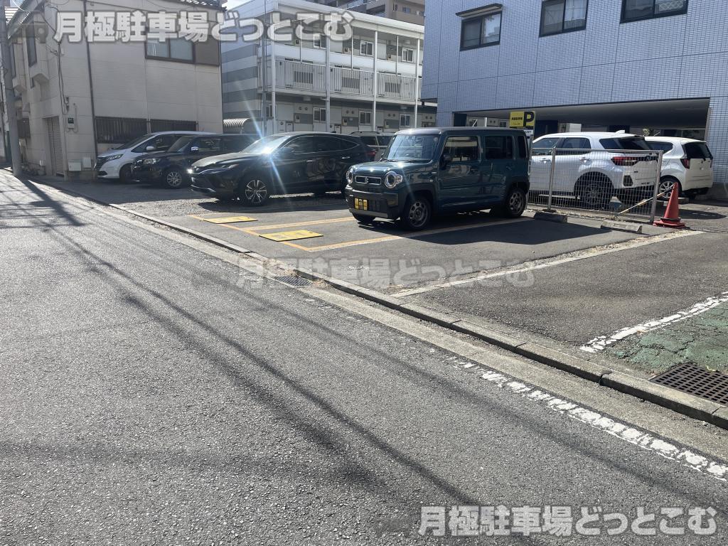 高崎市旭町4丁目31の月極駐車場1