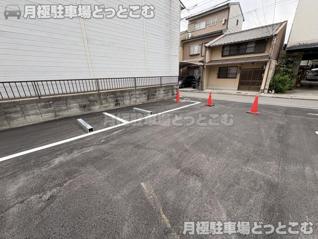 京都市上京区黒門通1条半丁上る東入横神明町782-1、784-1の月極駐車場6