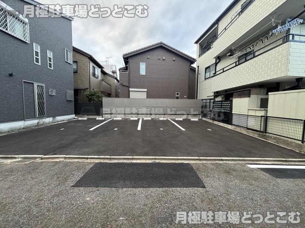 名古屋市千種区千種3丁目17-8の月極駐車場1