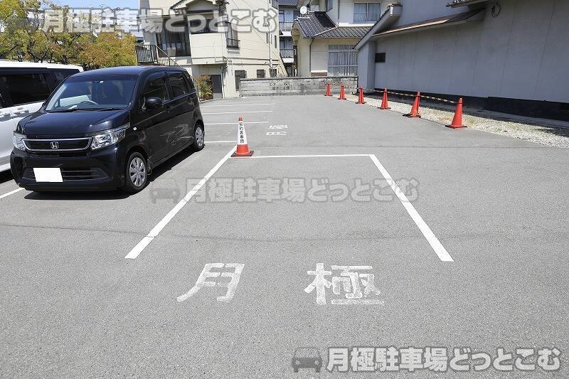 尾道市栗原町耕8451-1の月極駐車場2